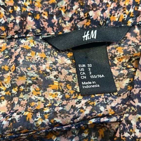 H&M abstract print tie front sheer blouse in size US 2 orange black tan, brown - Picture 3 of 7